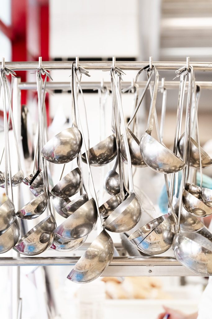 Louches suspendues en cuisine