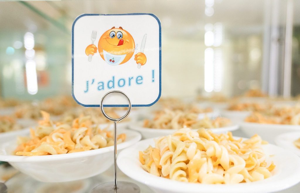 Assiettes de pâte et étiquette J'adore avec un smiley